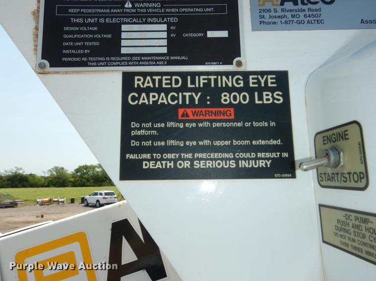 image for item DE1764 2006 International 7300 bucket truck