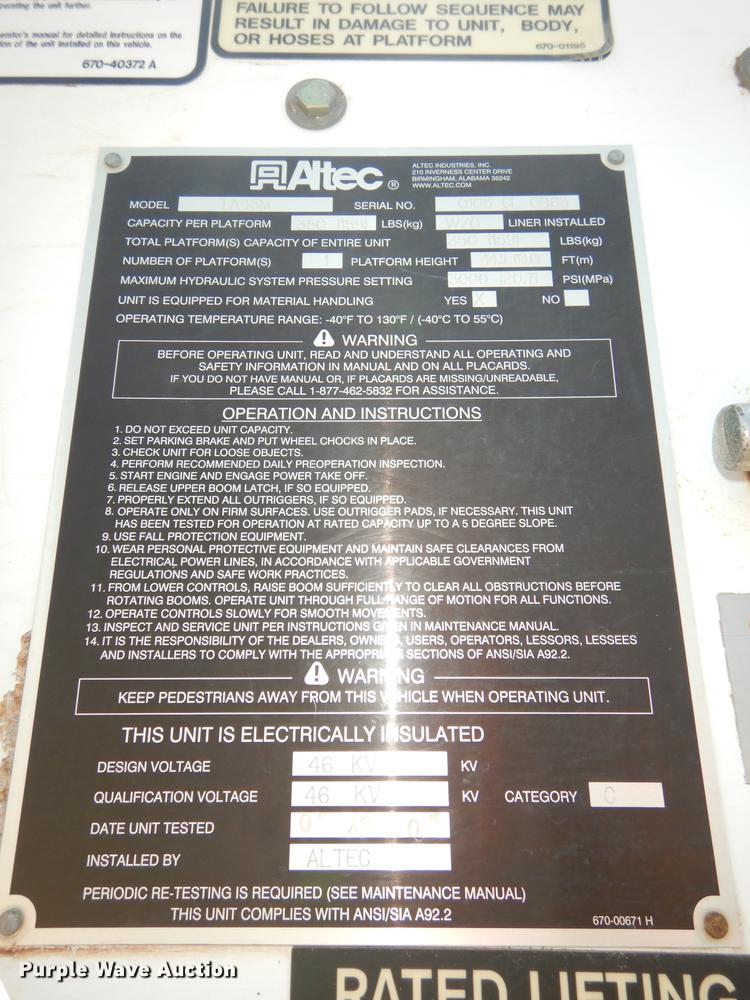 image for item DE1764 2006 International 7300 bucket truck