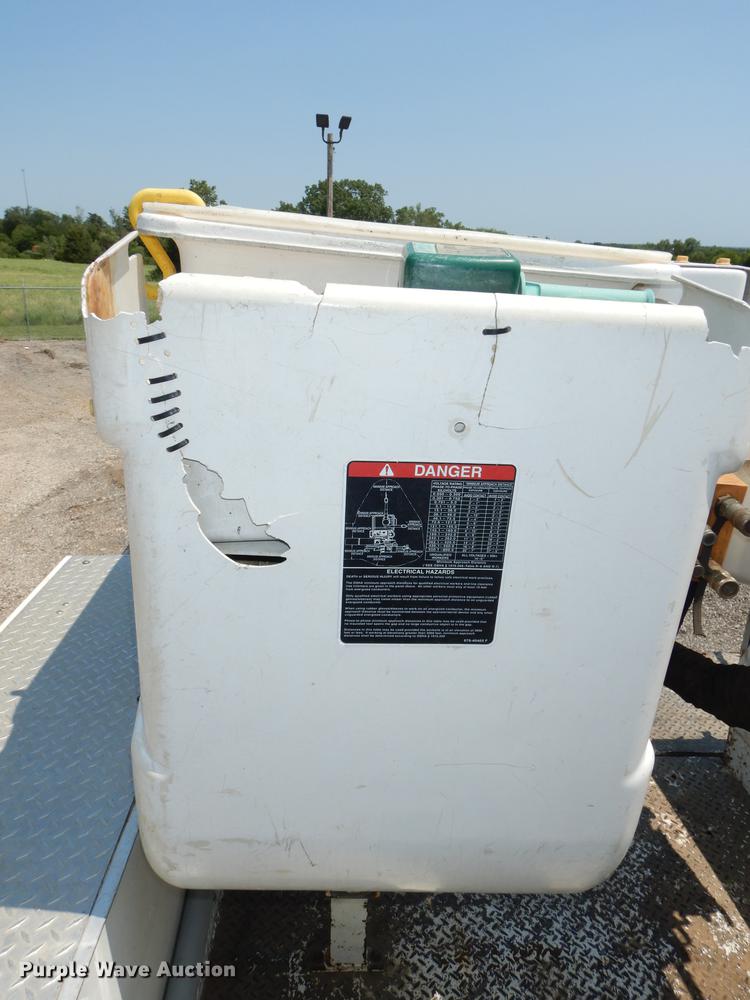 image for item DE1764 2006 International 7300 bucket truck