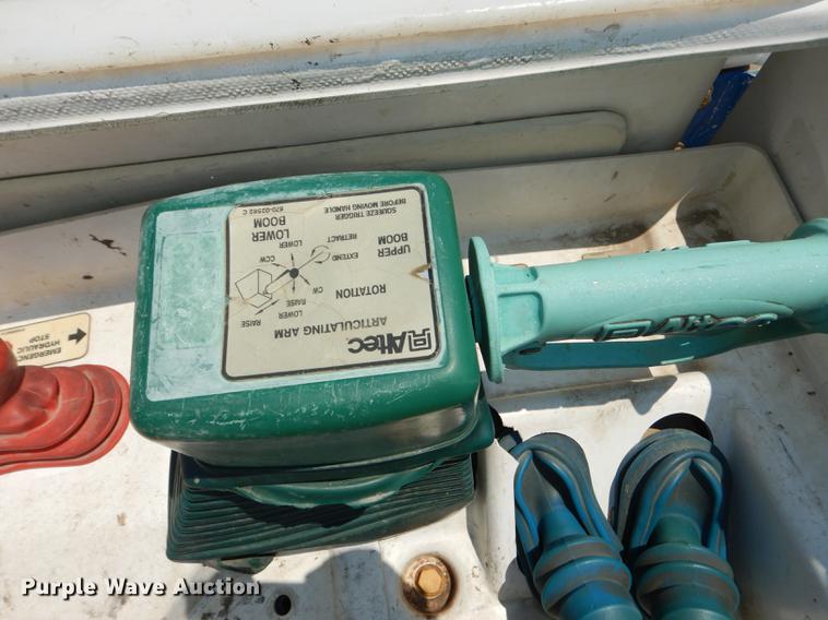 image for item DE1764 2006 International 7300 bucket truck