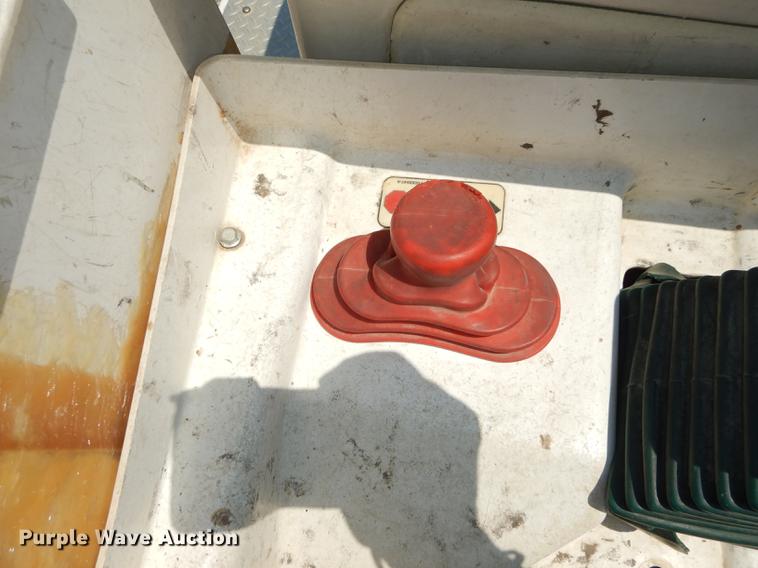 image for item DE1764 2006 International 7300 bucket truck