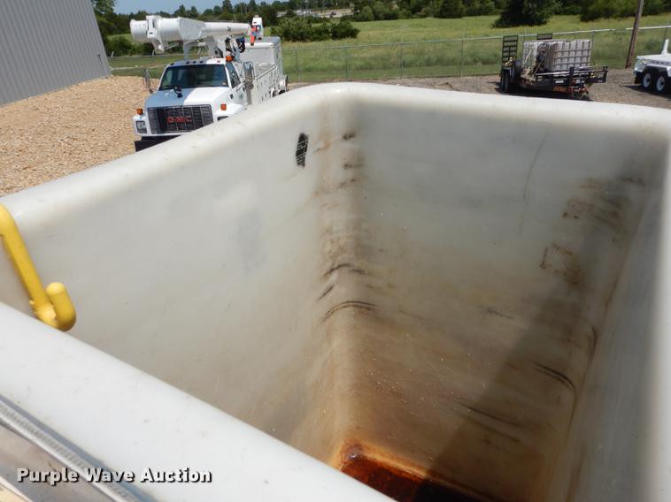 image for item DE1764 2006 International 7300 bucket truck