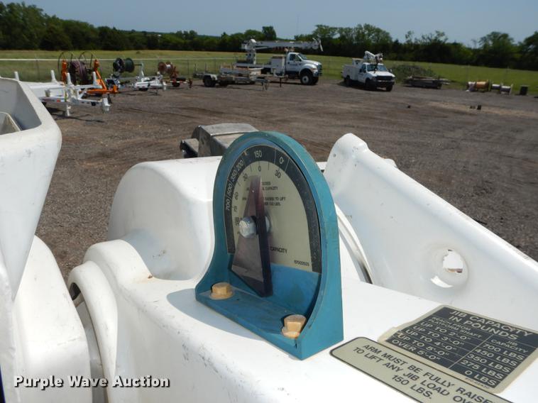 image for item DE1764 2006 International 7300 bucket truck