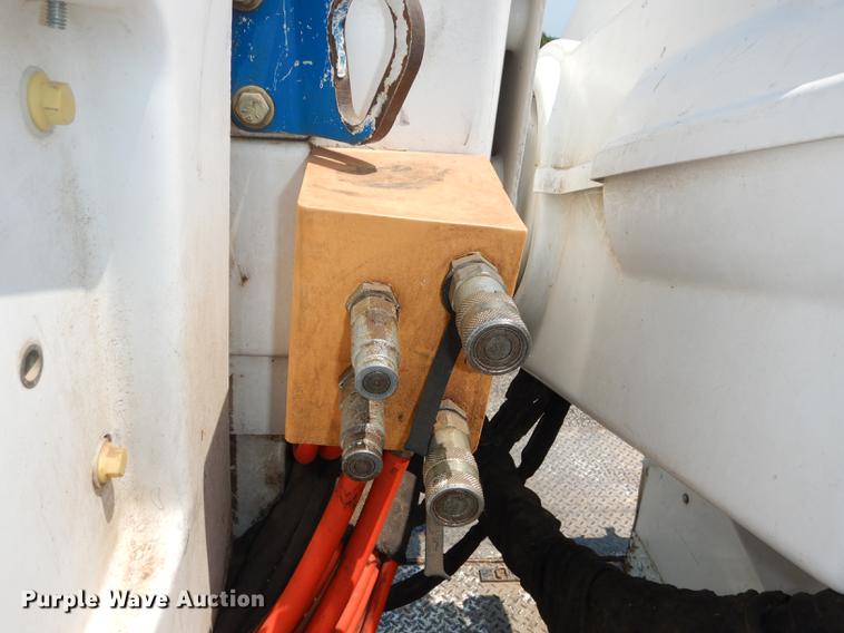 image for item DE1764 2006 International 7300 bucket truck