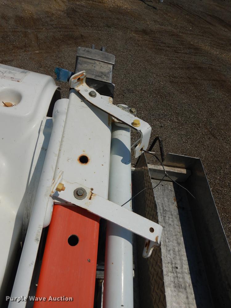 image for item DE1764 2006 International 7300 bucket truck