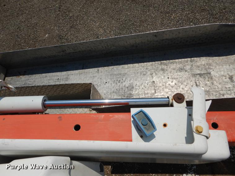 image for item DE1764 2006 International 7300 bucket truck