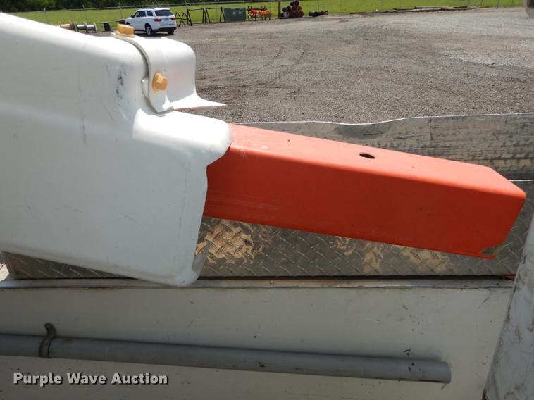 image for item DE1764 2006 International 7300 bucket truck