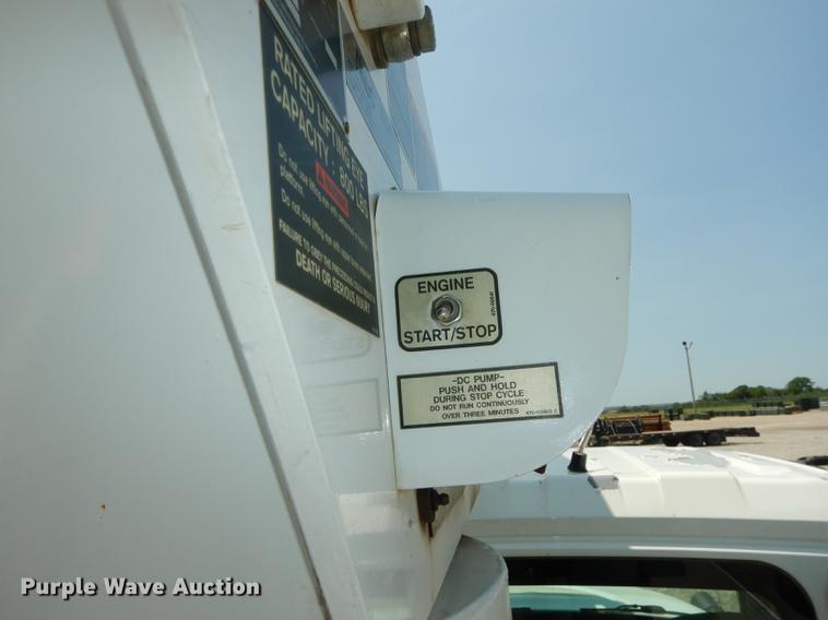 image for item DE1764 2006 International 7300 bucket truck