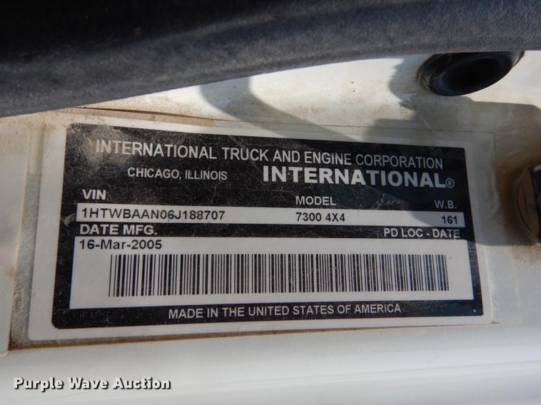 image for item DE1764 2006 International 7300 bucket truck