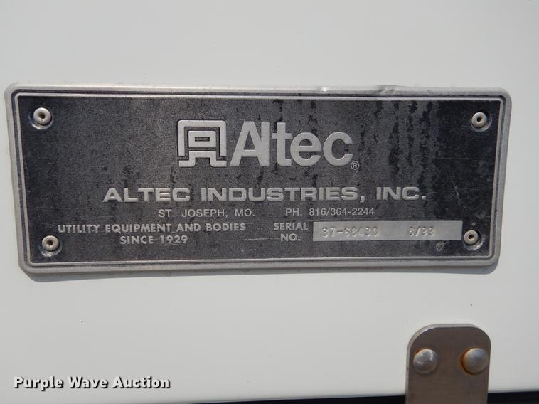 image for item DE1800 1999 GMC C7500 bucket truck