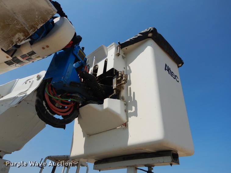 image for item DE1800 1999 GMC C7500 bucket truck