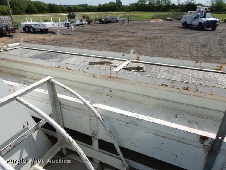 image for item DE1800 1999 GMC C7500 bucket truck