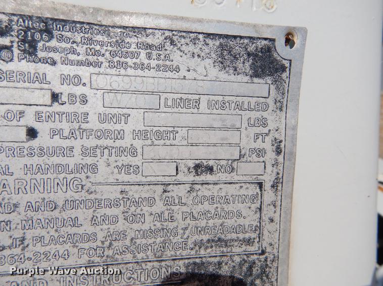 image for item DE1800 1999 GMC C7500 bucket truck