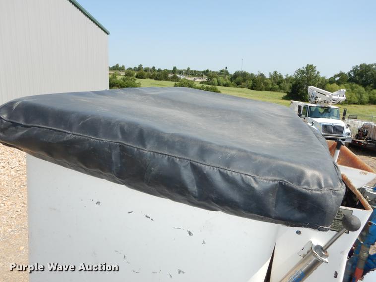 image for item DE1800 1999 GMC C7500 bucket truck