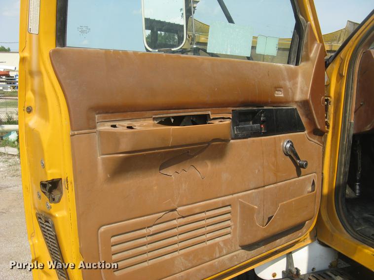 image for item DE2952 1992 GMC TopKick 6500 flat dump bed truck