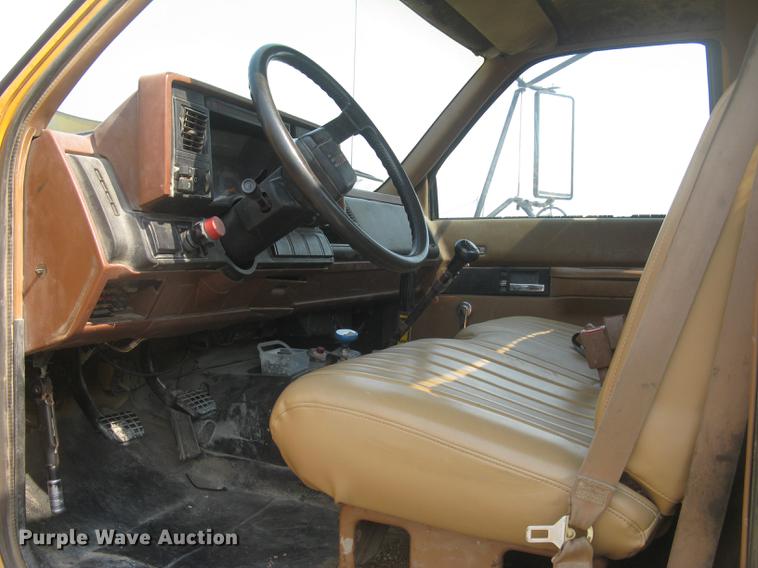 image for item DE2952 1992 GMC TopKick 6500 flat dump bed truck