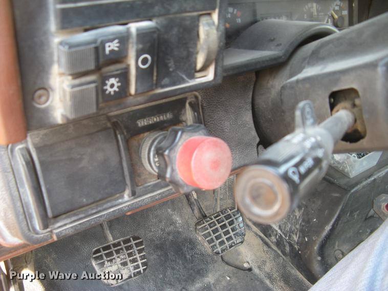 image for item DE2952 1992 GMC TopKick 6500 flat dump bed truck