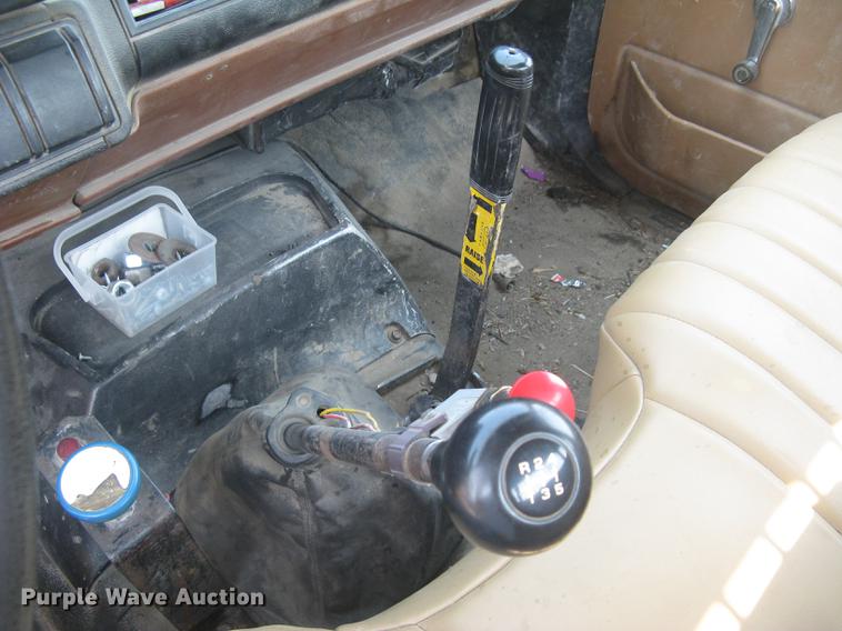 image for item DE2952 1992 GMC TopKick 6500 flat dump bed truck