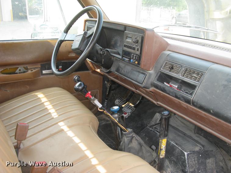 image for item DE2952 1992 GMC TopKick 6500 flat dump bed truck