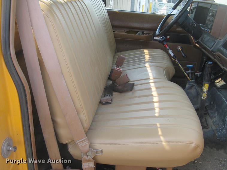 image for item DE2952 1992 GMC TopKick 6500 flat dump bed truck