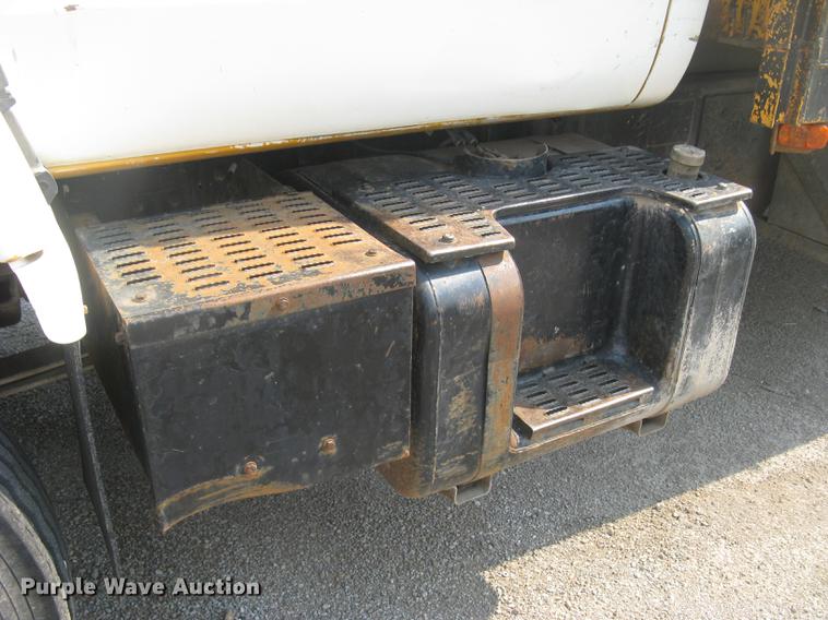 image for item DE2952 1992 GMC TopKick 6500 flat dump bed truck