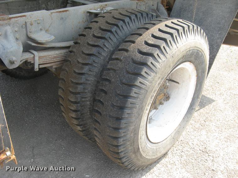 image for item DE2952 1992 GMC TopKick 6500 flat dump bed truck