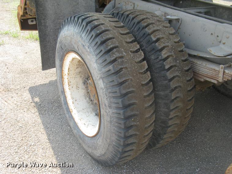 image for item DE2952 1992 GMC TopKick 6500 flat dump bed truck