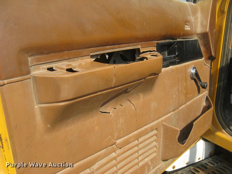 image for item DE2952 1992 GMC TopKick 6500 flat dump bed truck