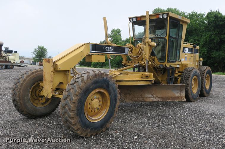 image for item DE3747 2001 Caterpillar 135H motor grader