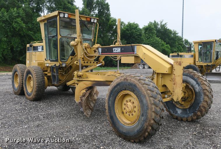 image for item DE3747 2001 Caterpillar 135H motor grader