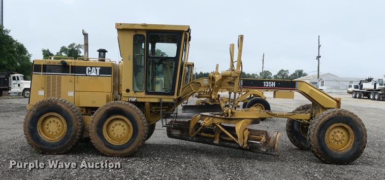 image for item DE3747 2001 Caterpillar 135H motor grader