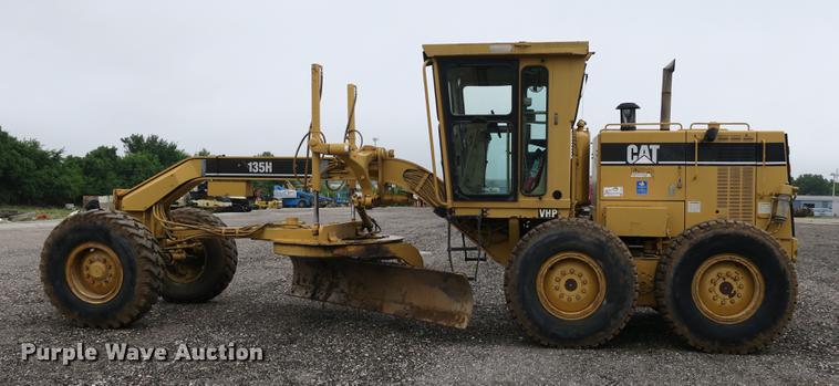 image for item DE3747 2001 Caterpillar 135H motor grader