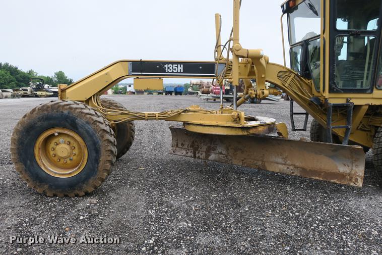 image for item DE3747 2001 Caterpillar 135H motor grader