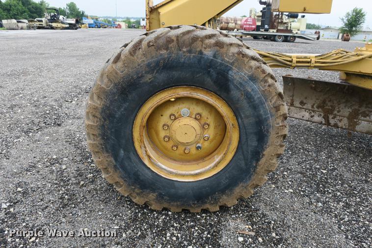 image for item DE3747 2001 Caterpillar 135H motor grader