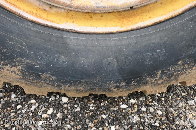 image for item DE3747 2001 Caterpillar 135H motor grader