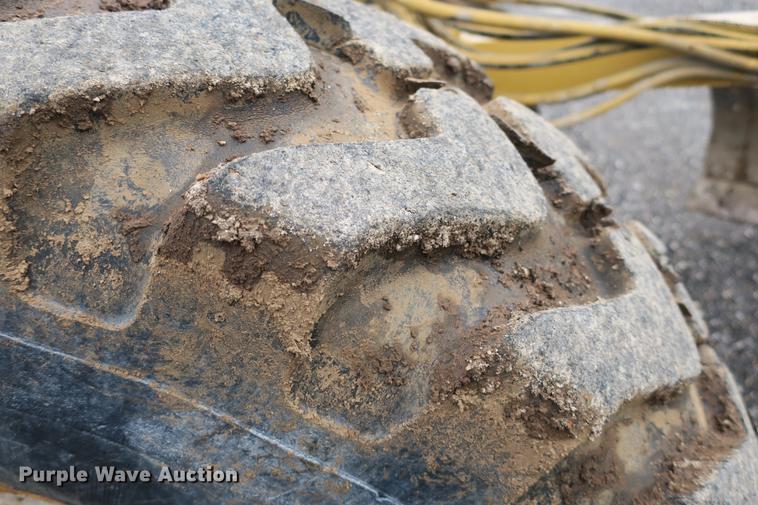 image for item DE3747 2001 Caterpillar 135H motor grader