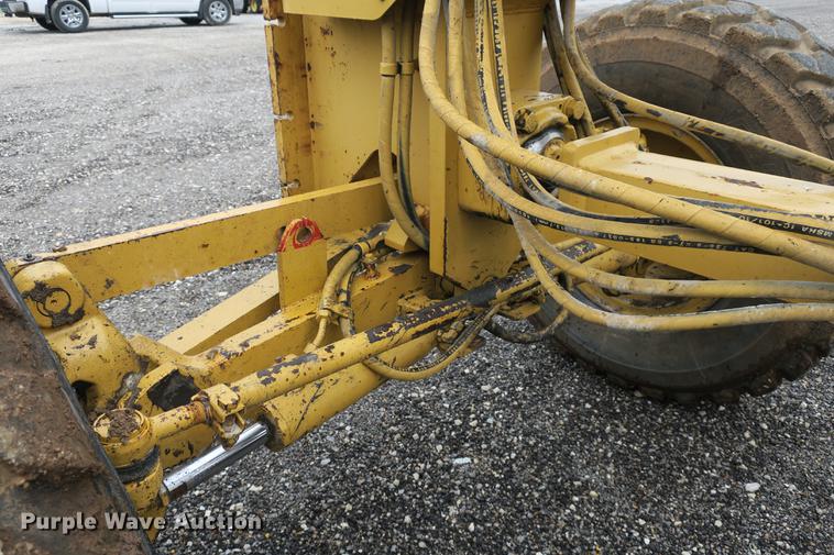 image for item DE3747 2001 Caterpillar 135H motor grader