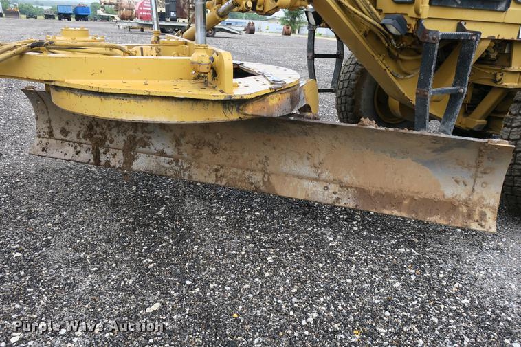 image for item DE3747 2001 Caterpillar 135H motor grader