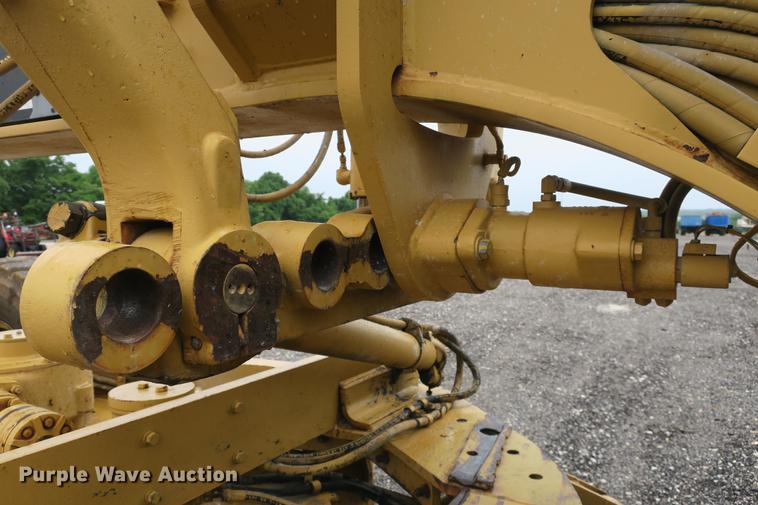 image for item DE3747 2001 Caterpillar 135H motor grader