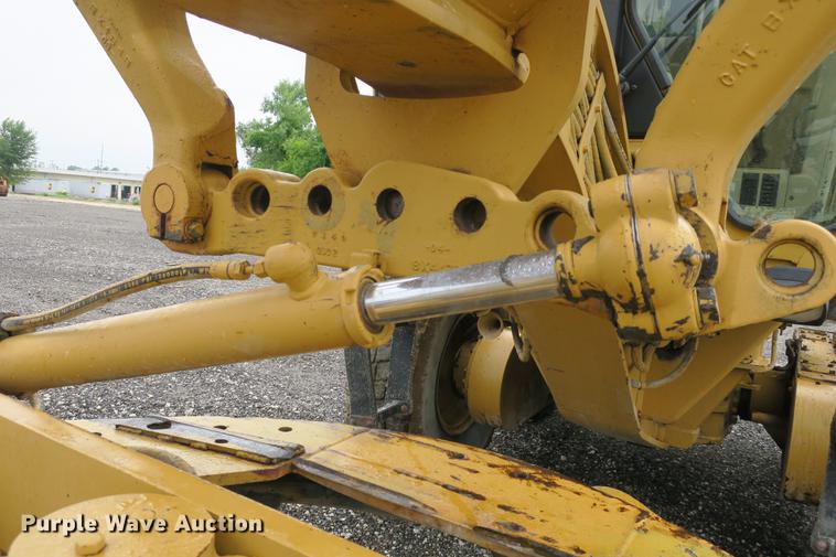 image for item DE3747 2001 Caterpillar 135H motor grader