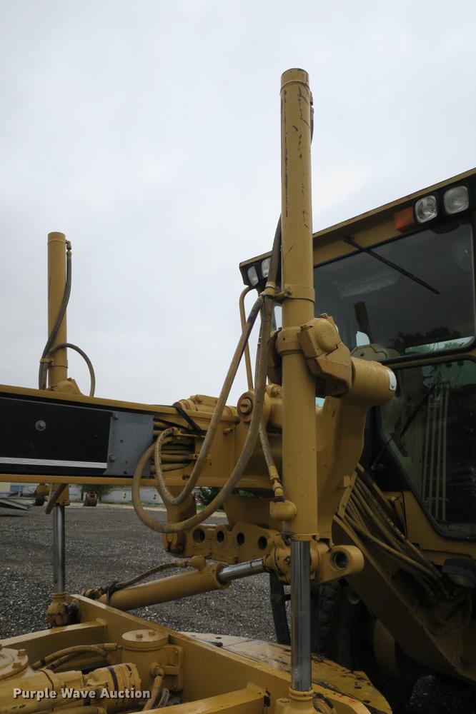 image for item DE3747 2001 Caterpillar 135H motor grader