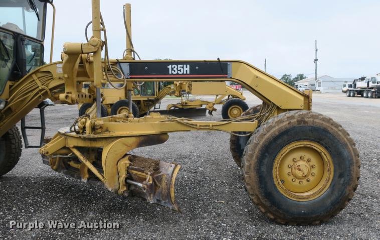 image for item DE3747 2001 Caterpillar 135H motor grader