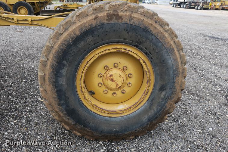 image for item DE3747 2001 Caterpillar 135H motor grader