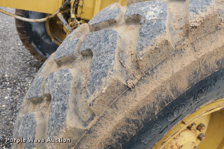 image for item DE3747 2001 Caterpillar 135H motor grader