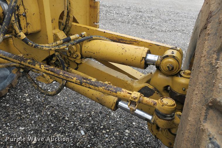 image for item DE3747 2001 Caterpillar 135H motor grader