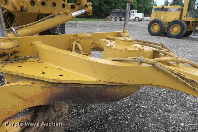 image for item DE3747 2001 Caterpillar 135H motor grader