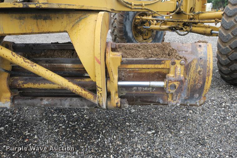 image for item DE3747 2001 Caterpillar 135H motor grader