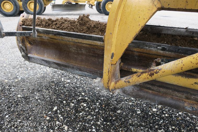 image for item DE3747 2001 Caterpillar 135H motor grader