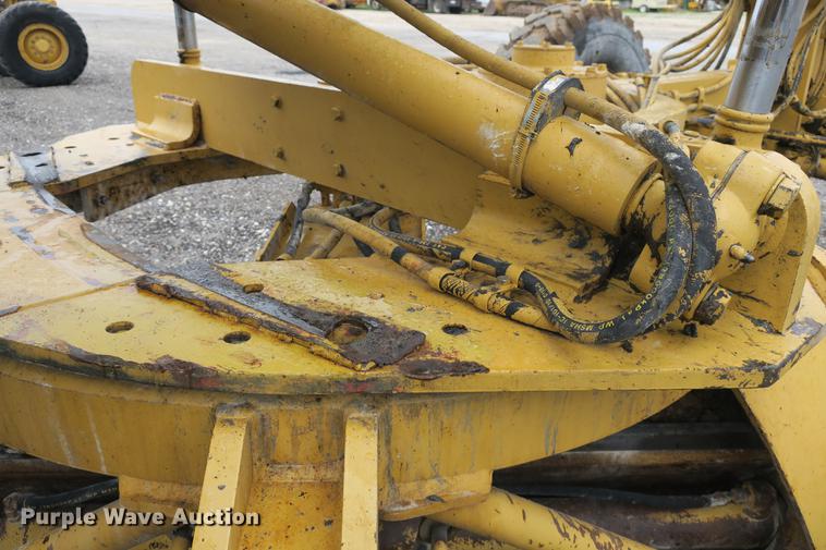 image for item DE3747 2001 Caterpillar 135H motor grader
