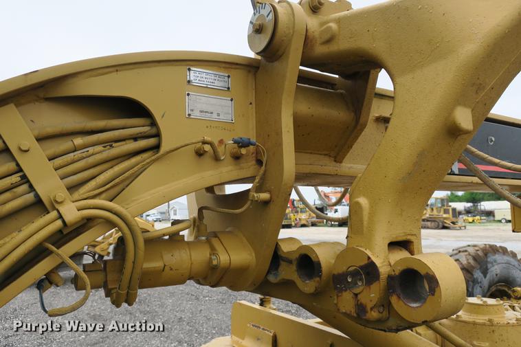 image for item DE3747 2001 Caterpillar 135H motor grader